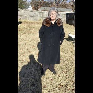 BLACK WOOL COAT WITH A GENUINE  FUR COLLAR